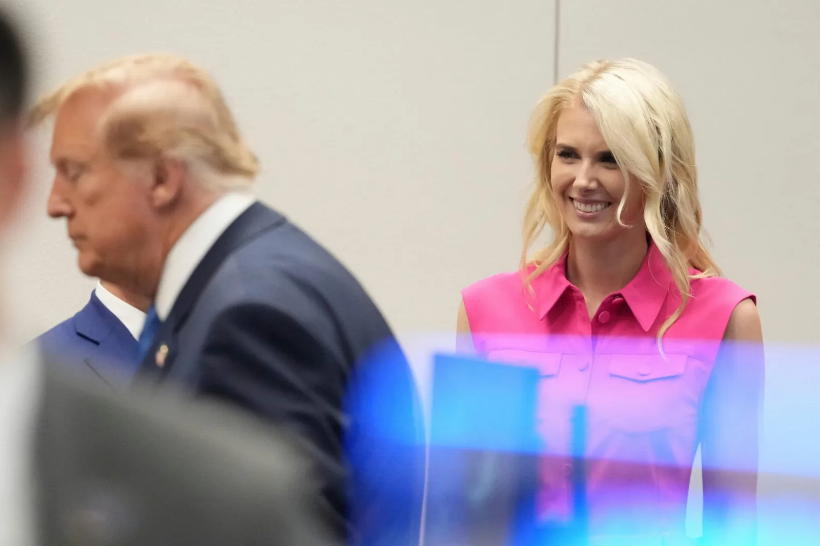 Trump entregó 135,000 dólares en efectivo a tres colaboradores cercanos de la Casa Blanca