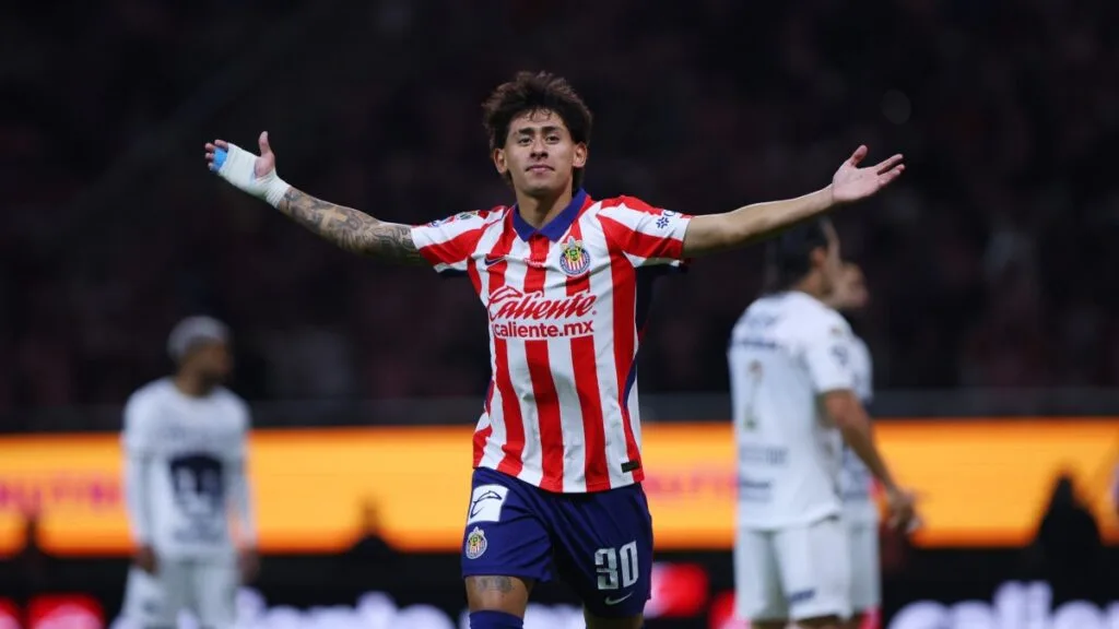 ¡Chivas toma el liderato! Santiago Sandoval firma doblete ante Pumas