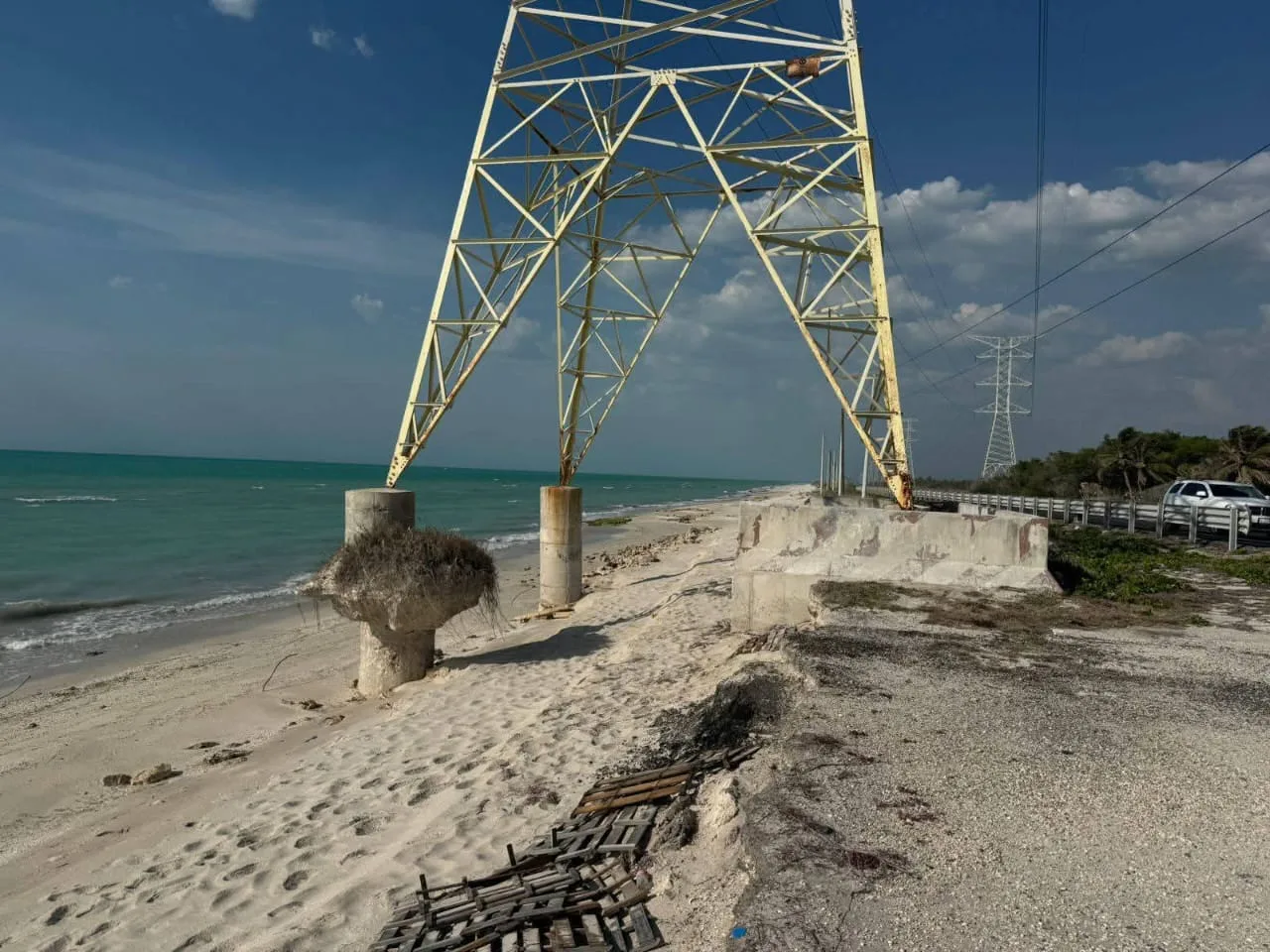 Erosión costera expone los cimientos de una torre de alta tensión de la CFE en Ciudad del Carmen