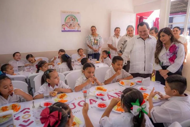 Inaugura el gobernador Joaquín Díaz Mena el comedor escolar Renacer en el municipio de Tahmek
