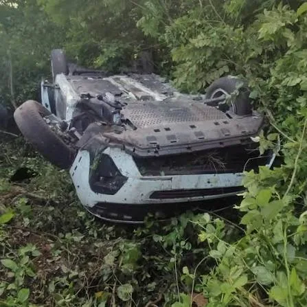Conductor vuelca camioneta tras dormitarse en la carretera Mérida-Tetiz frente a la UPY