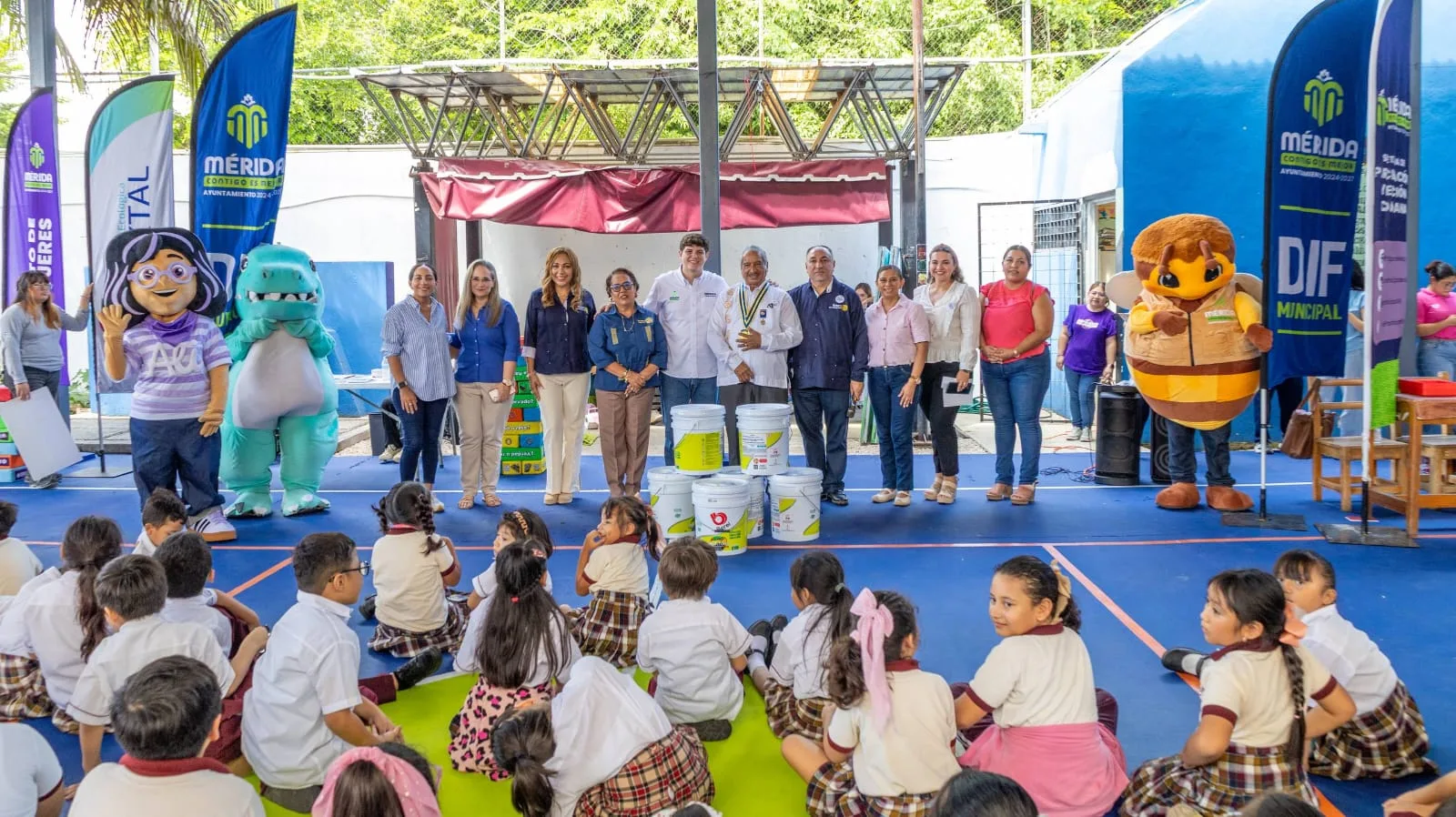 Feria de la Familia del DIF Municipal acerca actividades para protección de la infancia a escuelas de Mérida