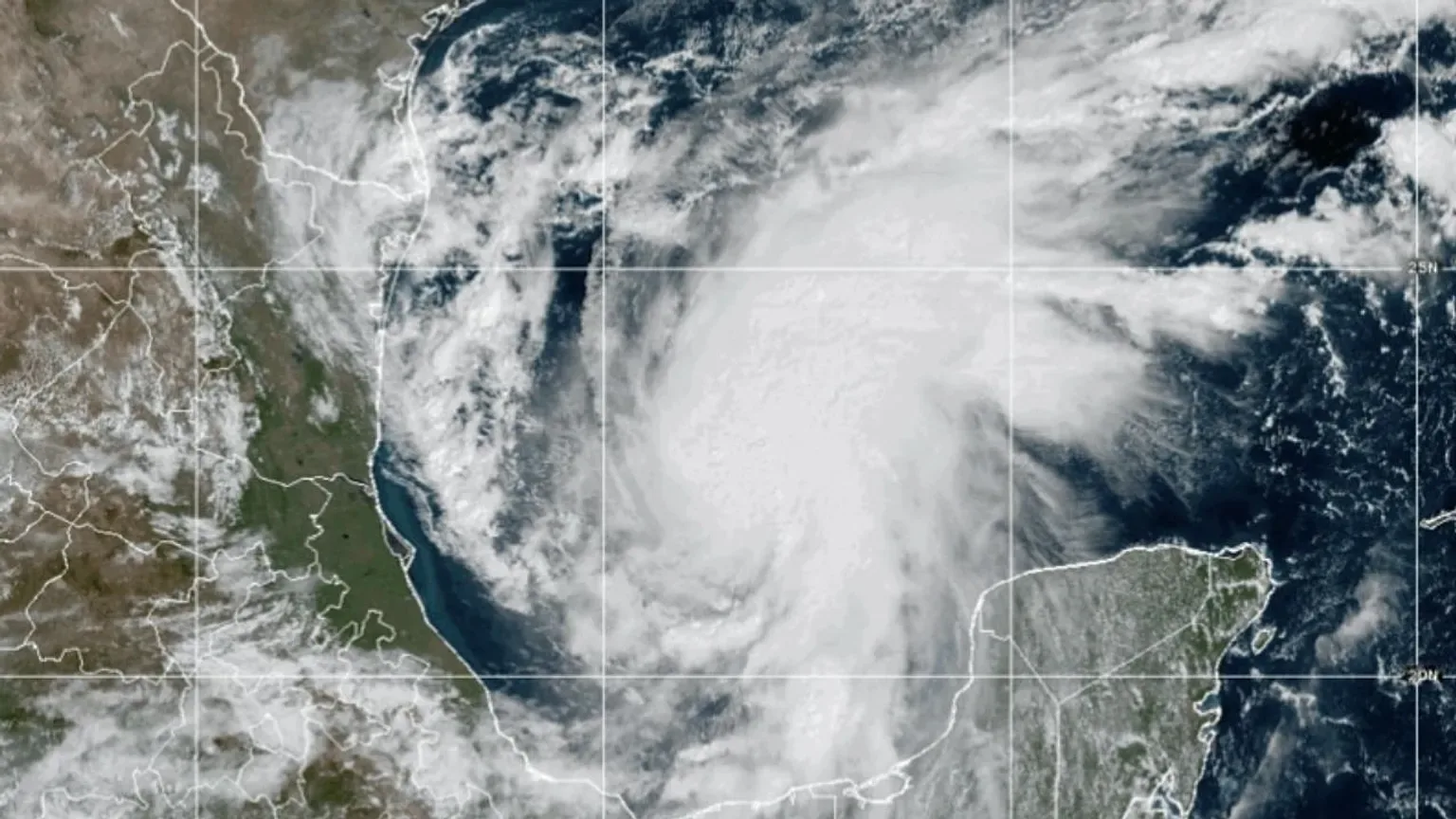 Huracán Isaías se aleja de Yucatán, pero deja lluvias intensas este jueves