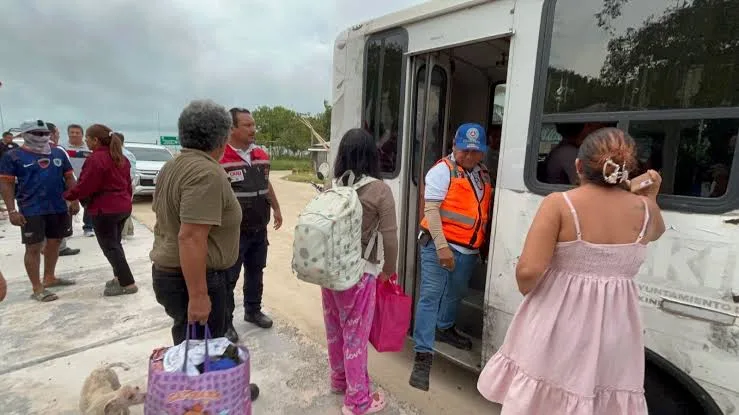 Evacúan a 23 personas de Isla Arena, Calkiní, ante el avance de la tormenta Isaías