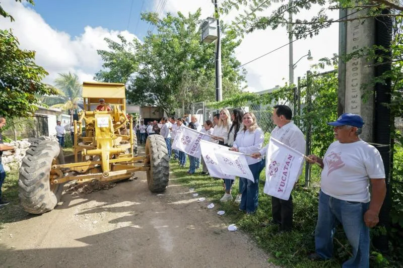 Joaquín Díaz Mena da el banderazo a las obras de repavimentación de calles en Conkal