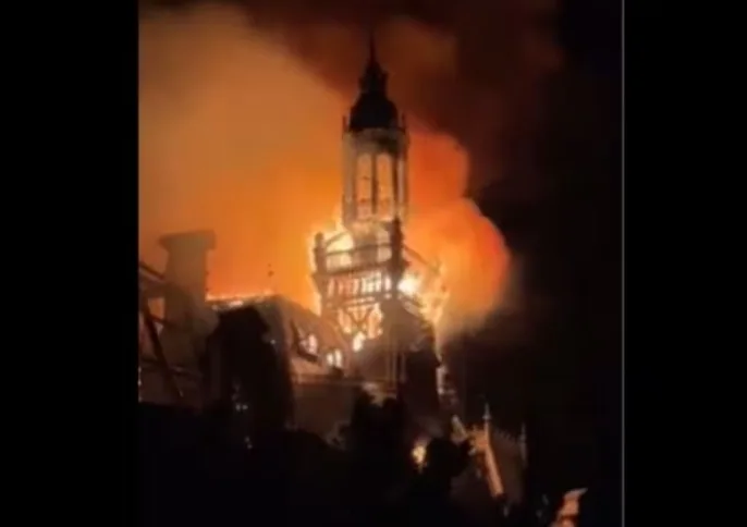 Incendio causa graves daños al Ayuntamiento de Limoges durante protestas en Francia