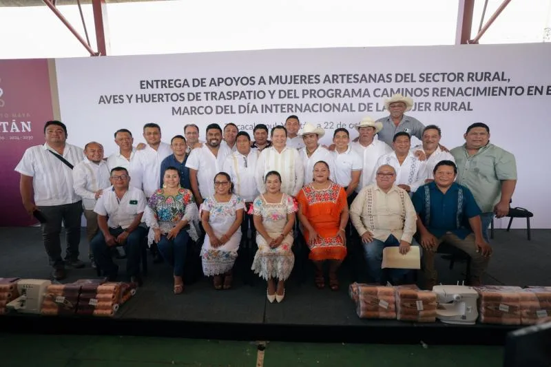 Joaquín Díaz Mena hace entrega de 1,076 apoyos para mujeres de 41 municipios