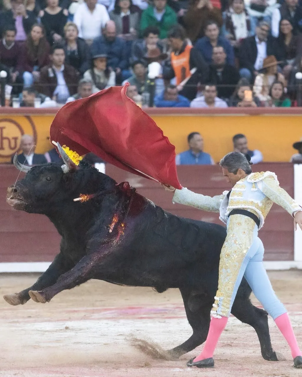 José Luis Angelino se despide de los ruedos con tres orejas y salida a hombros en Tlaxcala