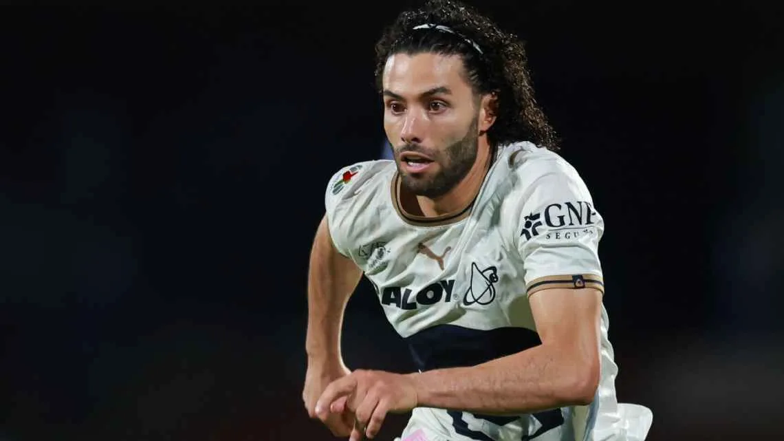 “Al minuto no pueden marcar eso”: Chino Huerta explota contra el arbitraje tras derrota de Pumas