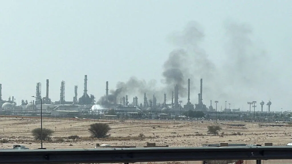 Arabia Saudita evacúa la sede de Aramco tras nuevos ataques hutíes y el petróleo se dispara