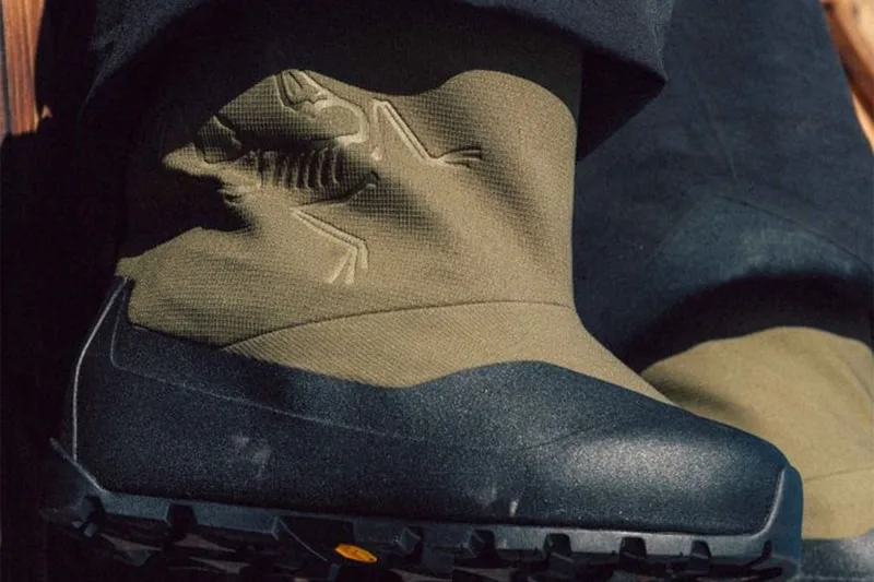 Arc'teryx lanza la Postour, bota de recuperación de dos piezas para después del esquí