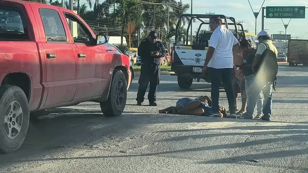 Atropellan a dos mujeres en cruce peatonal de Cancún; conductor termina detenido