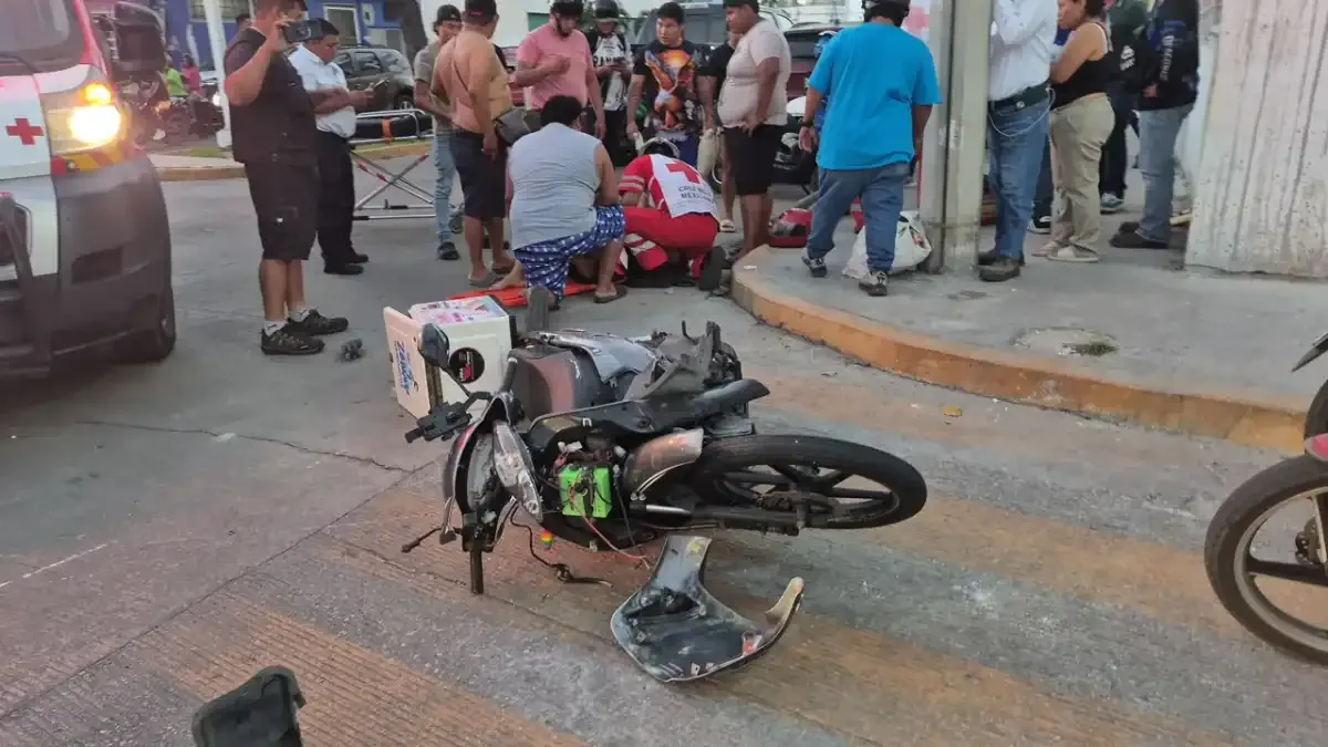 Automóvil embiste motocicleta de mandaditos y dos mujeres resultan gravemente lesionadas en Ciudad del Carmen