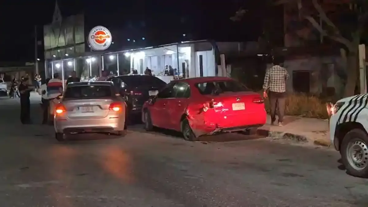 Automóvil pierde el control y choca contra dos vehículos estacionados en el malecón de Champotón