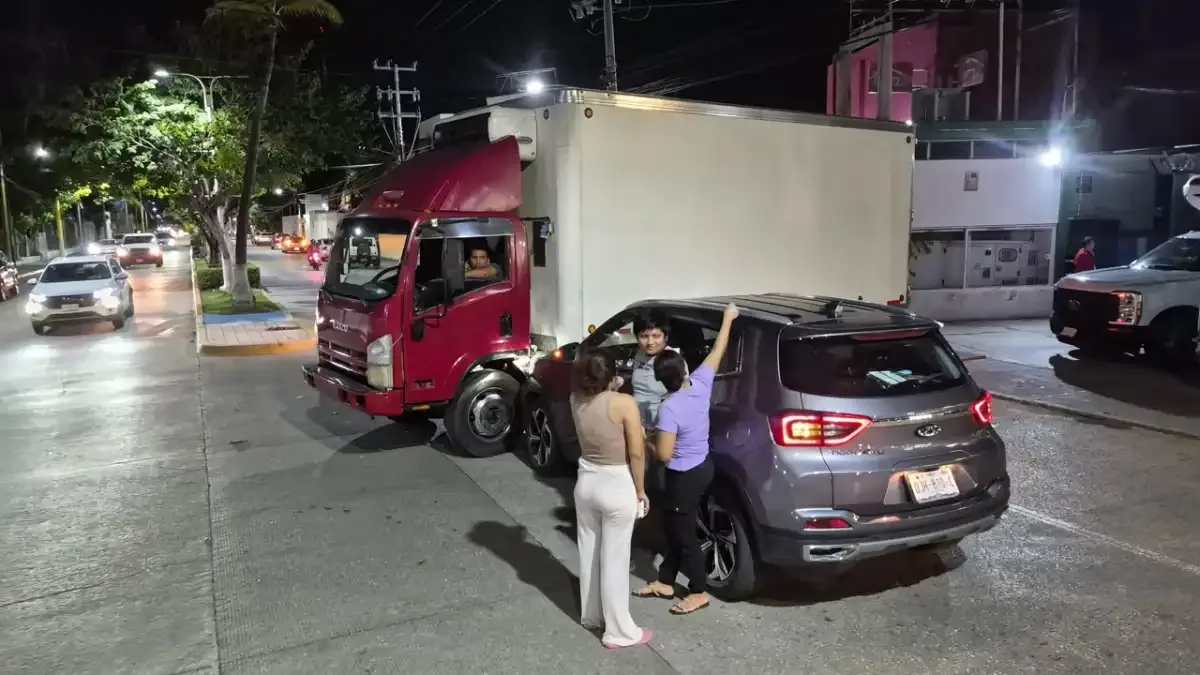 Camión de carga choca con camioneta en la colonia Petrolera de Ciudad del Carmen