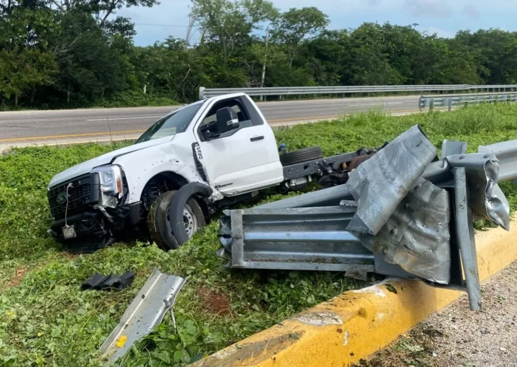 Camioneta choca contra muro de contención en Calkiní tras maniobra para evitar un tráiler