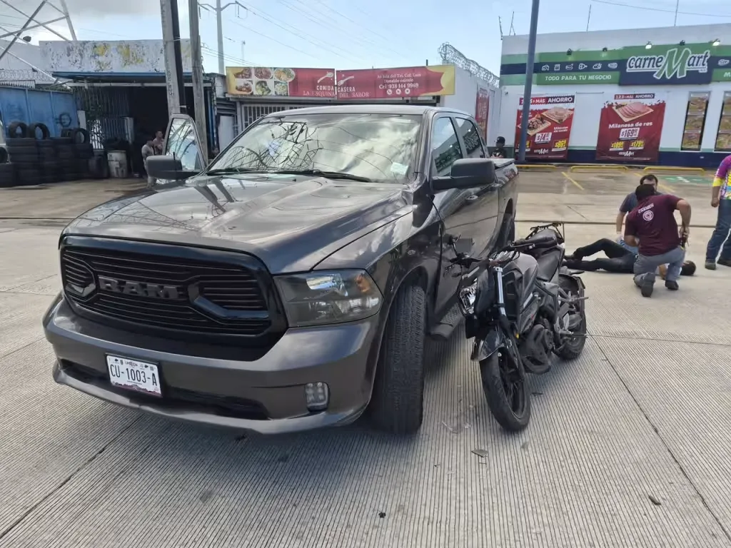 Camioneta provoca accidente en Ciudad del Carmen; dos motociclistas terminan hospitalizados