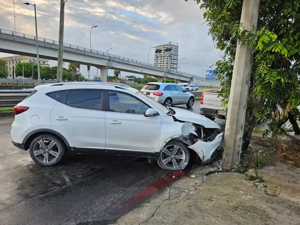 Caos vial en Cancún: camioneta derrapa y se estrella contra poste de la CFE