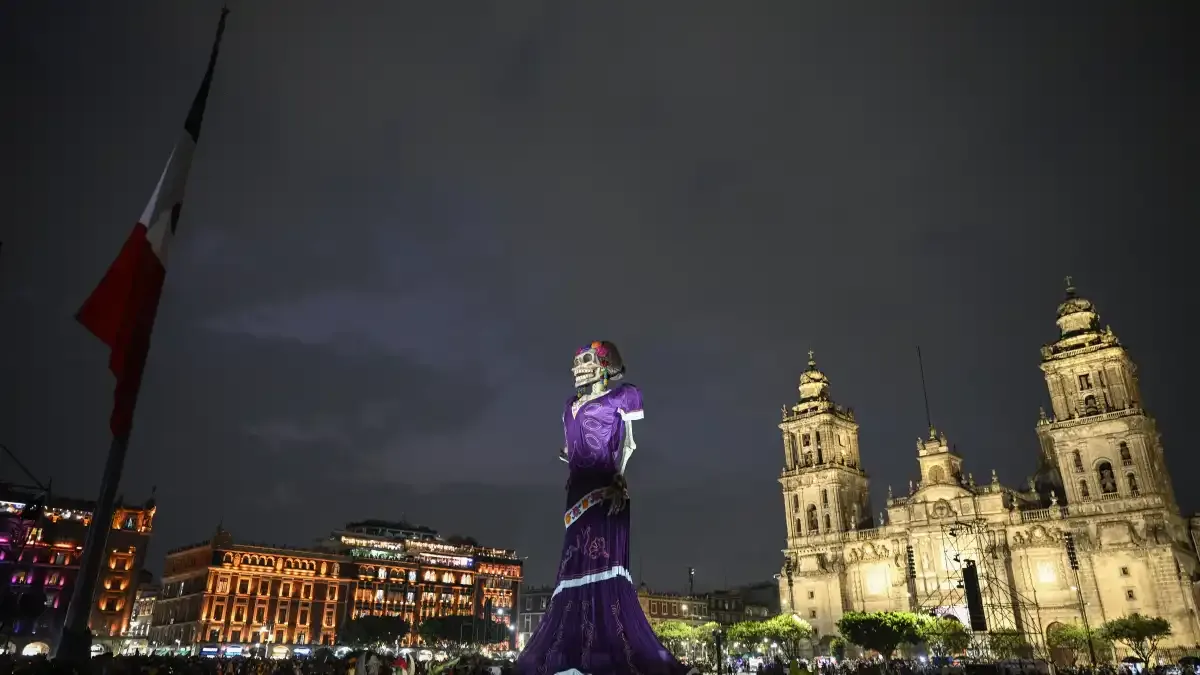 Catrina monumental de más de 30 metros se instala en el Zócalo para el Día de Muertos