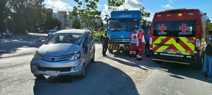 Choque entre automóvil y camión de carga deja a una mujer atrapada en Playa del Carmen