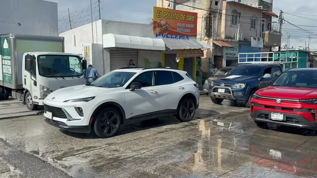 Choque entre camionetas provoca caos vial en Ciudad del Carmen