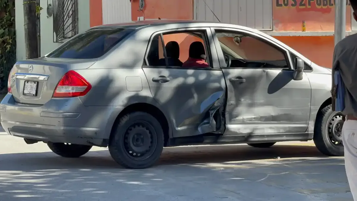 Choque entre dos automóviles deja daños materiales en la colonia Tecolutla de Ciudad del Carmen