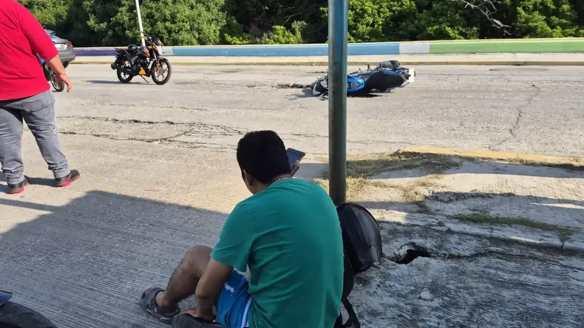 Choque entre dos motocicletas deja dos lesionados en la colonia Caleta de Ciudad del Carmen