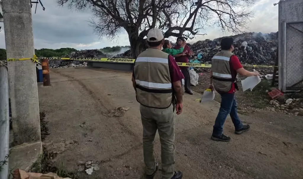 Clausuran basurero de Motul tras incendio que lleva casi una semana sin ser controlado