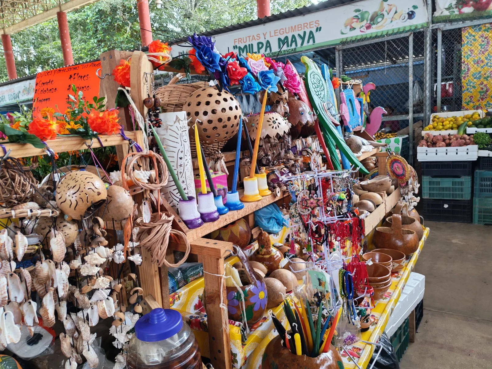 Comerciantes de José María Morelos alistan el Mercado del Productor para los altares de Hanal Pixán