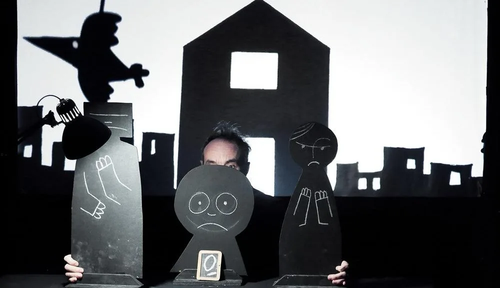 Compañía francesa presenta en Cancún obra que mezcla dibujo en vivo, sombras y música