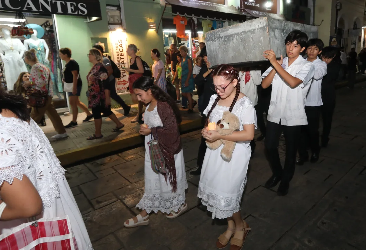Cortejo fúnebre del Cedart recorre el Centro Histórico de Mérida ante la mirada de turistas