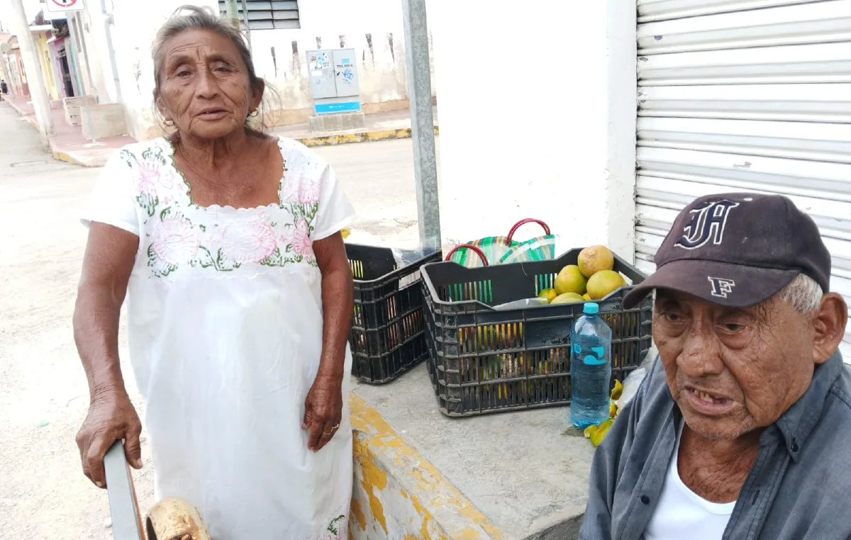 Dos adultos mayores de Tizimín recuperan tarjetas del Bienestar tras ser víctimas de fraude