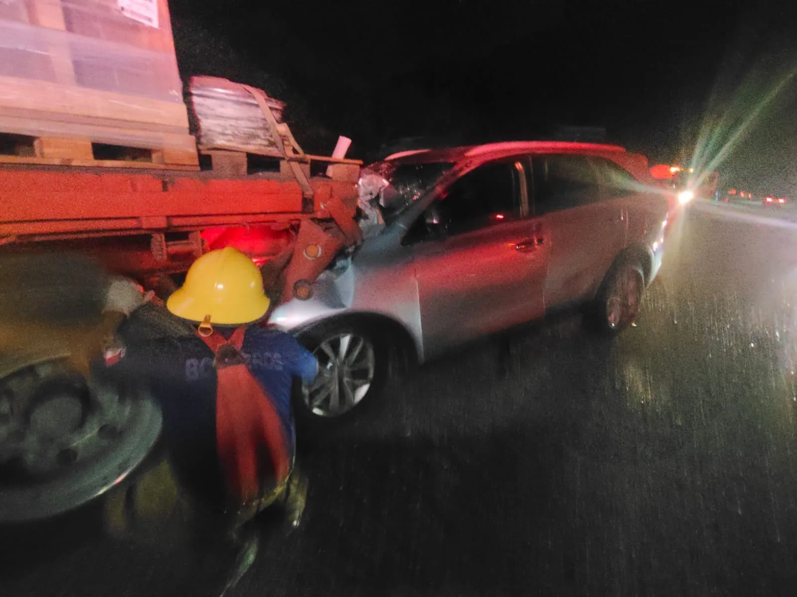 Dos lesionados al chocar un auto contra tractocamión en la carretera 307 cerca de Santa Amalia