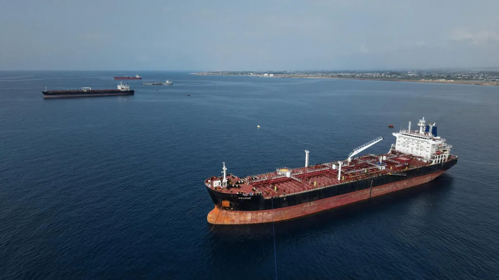 El petróleo sube de precio mientras Trump presiona a India para que refine crudo venezolano