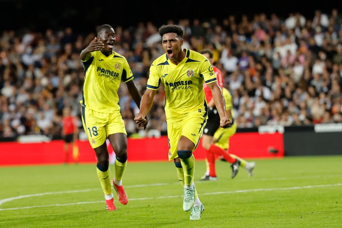 El Villarreal remonta en el descuento y vence 2-1 al Valencia en Mestalla