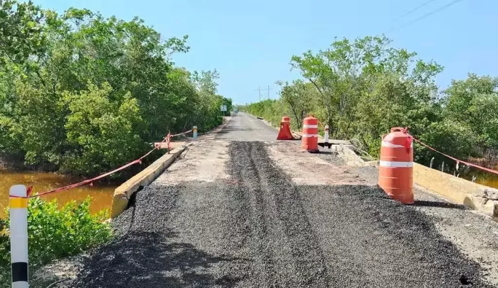 ¡En riesgo de colapso! Alertan por daños en otro puente de la carretera a Isla Arena