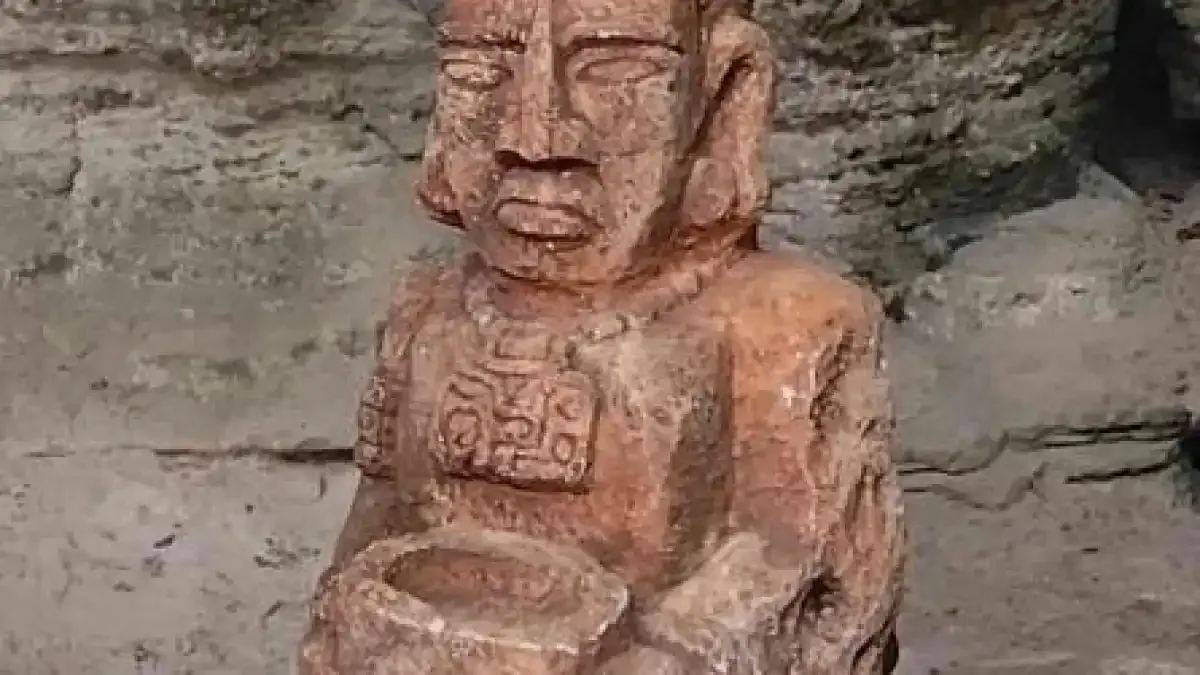 Escultura del dios maya del agua ahuyenta visitantes del cenote de Sacalaca