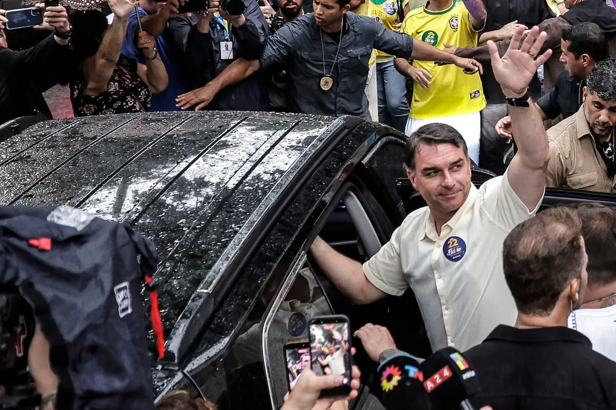 Flávio Bolsonaro se autoproclama presidente de Brasil en carta y luego se retracta