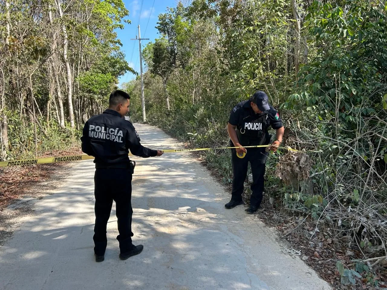 Hallan sin vida a una mujer en un camino de terracería de Cancún