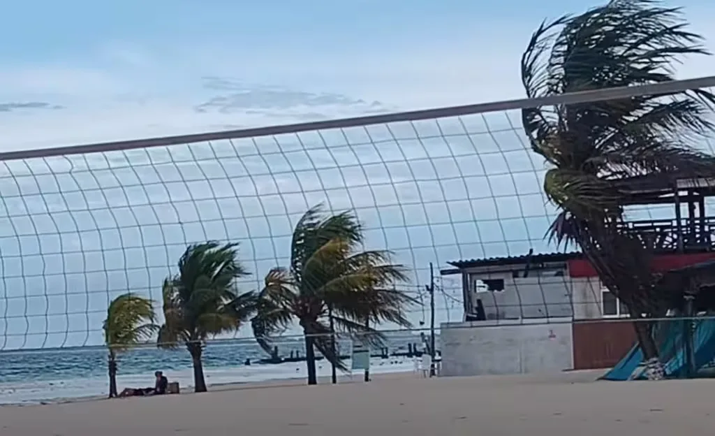 Huracán Isaías paraliza actividades marítimas en Isla Mujeres: cierran el puerto por fuertes vientos