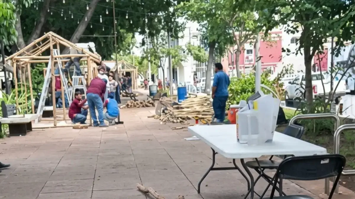 Inicia en la Plaza Principal de Mérida el montaje de altares para el Janal Pixán