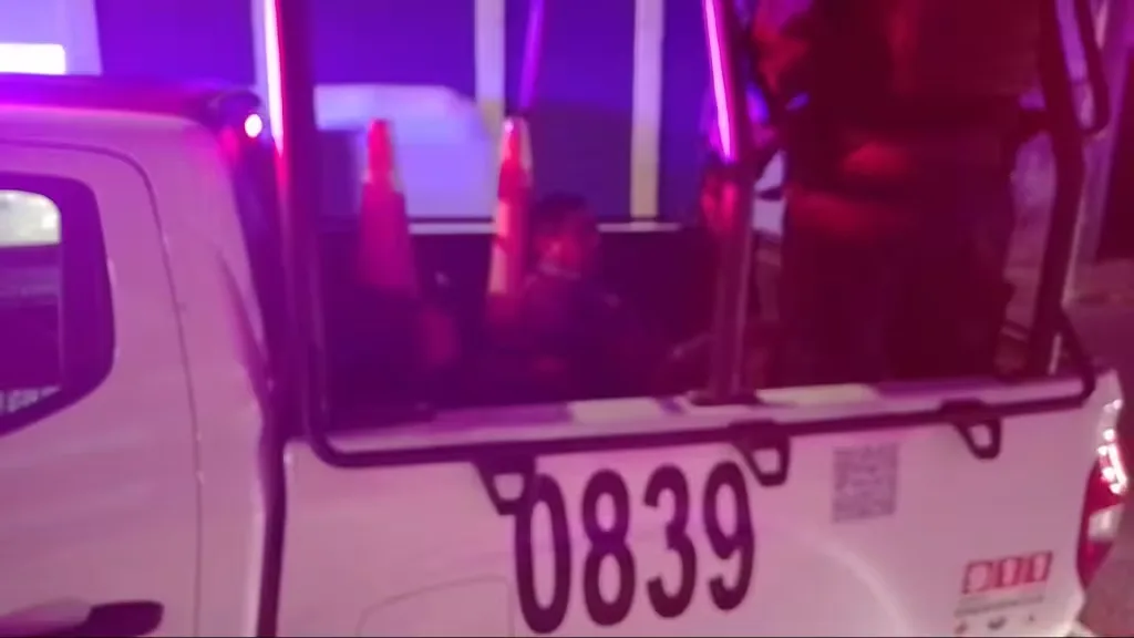 Intentan escapar de la policía en motocicleta, pero no logran encenderla y terminan detenidos en Calkiní