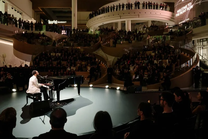 John Legend ofrece concierto íntimo en el debut de The Front Row en Oakridge Park, Vancouver