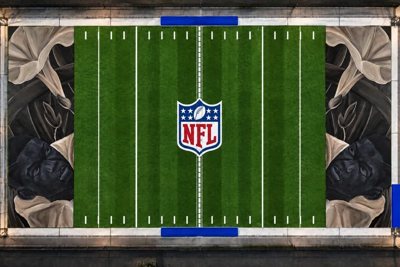La NFL convierte una cancha en obra de arte bajo la Torre Eiffel durante Art Basel Paris