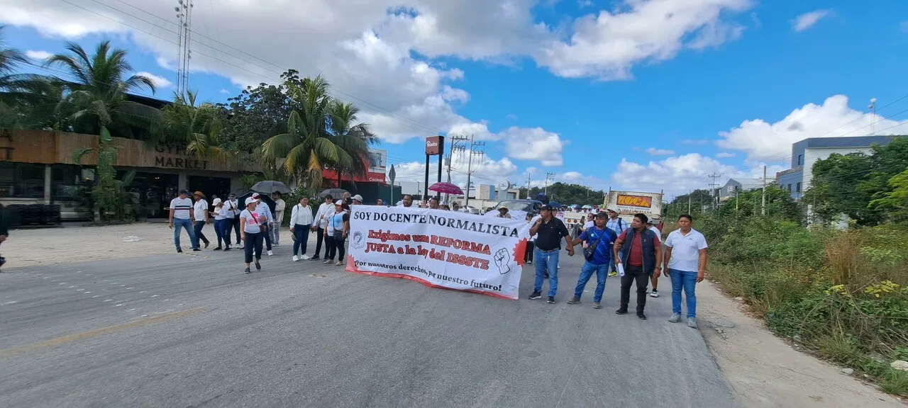 Maestros alzan la voz en Tulum: exigen reparar 11 kilómetros de carretera