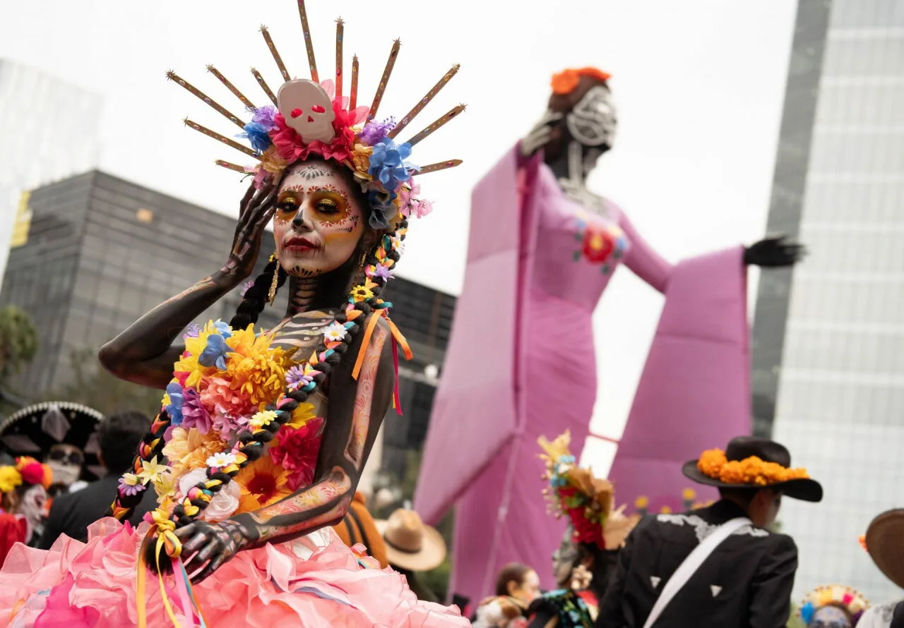 Miles de catrinas recorren Paseo de la Reforma en la Mega Procesión 2026 de la Ciudad de México