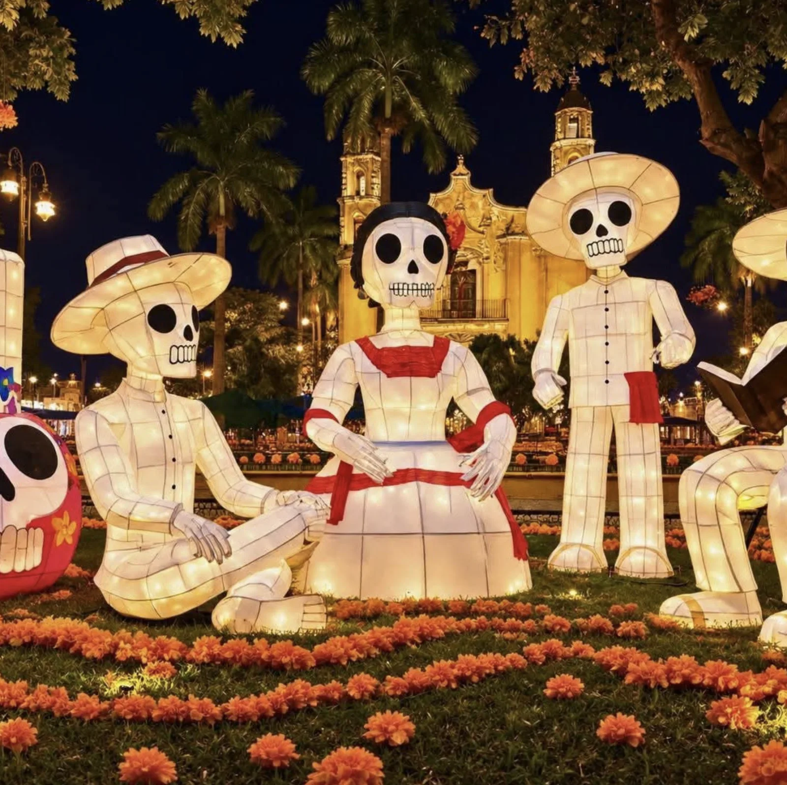 Miles de personas asisten al encendido de figuras del Festival de las Ánimas 2026 en Mérida