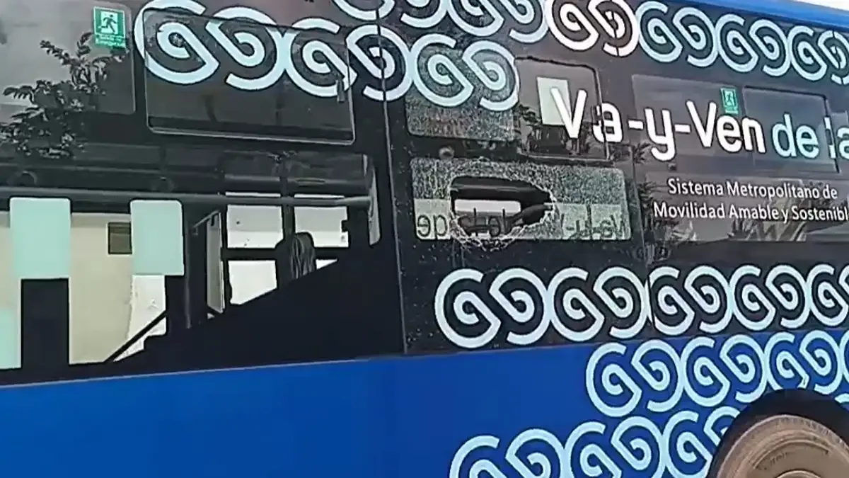Motociclista rompe ventana de autobús Va y Ven de una pedrada y hiere a dos pasajeros en Mérida