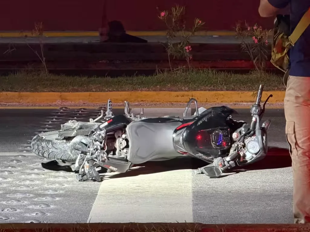 Muere motociclista tras ser embestido por un automóvil en Playa del Carmen; conductor intentó huir
