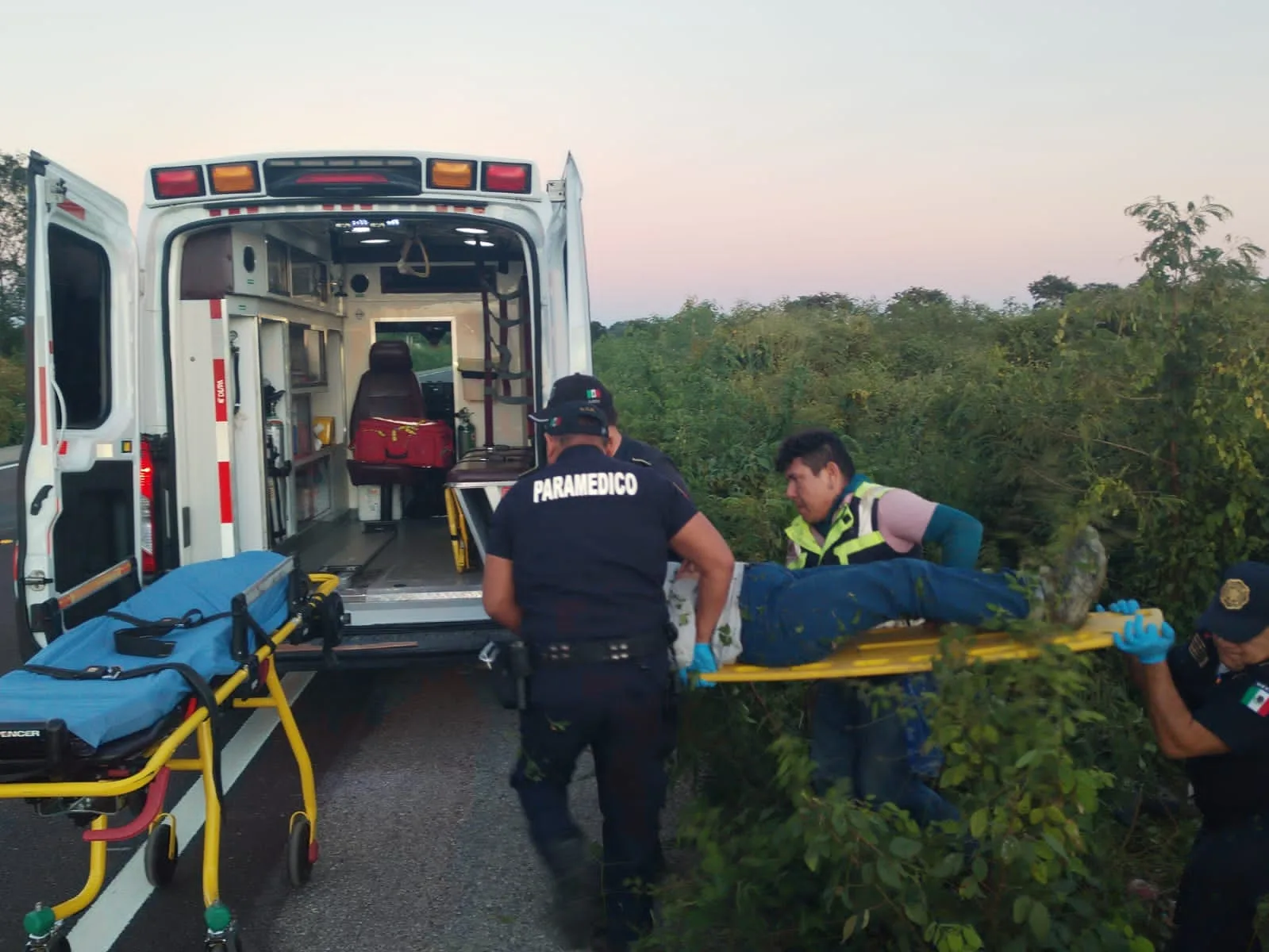 Mujer lesionada al caer de una motocicleta en la carretera Buctzotz-Tizimín